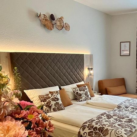 Altdeutsche Weinstube Hotel ฮูเดสไฮม์ แอม ไฮน์ ภายนอก รูปภาพ