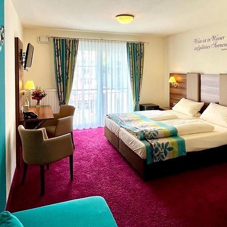 Altdeutsche Weinstube Hotel ฮูเดสไฮม์ แอม ไฮน์ ภายนอก รูปภาพ