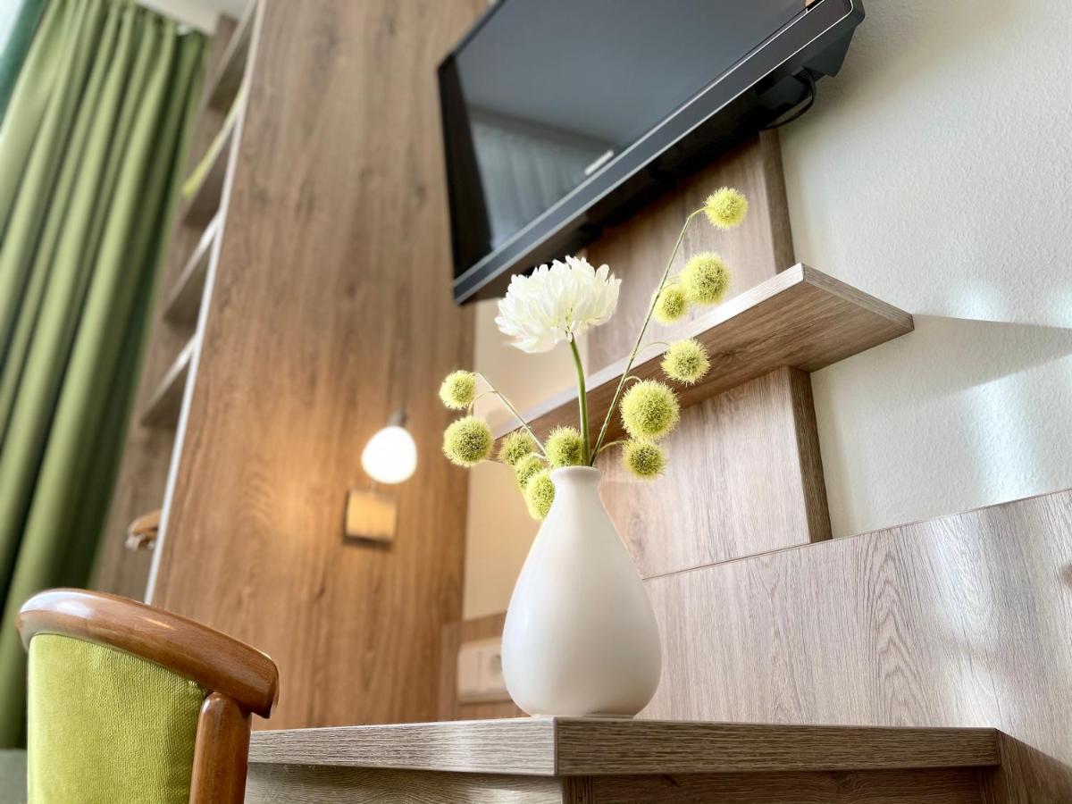 Altdeutsche Weinstube Hotel ฮูเดสไฮม์ แอม ไฮน์ ภายนอก รูปภาพ