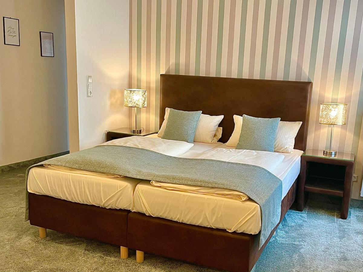 Altdeutsche Weinstube Hotel ฮูเดสไฮม์ แอม ไฮน์ ภายนอก รูปภาพ