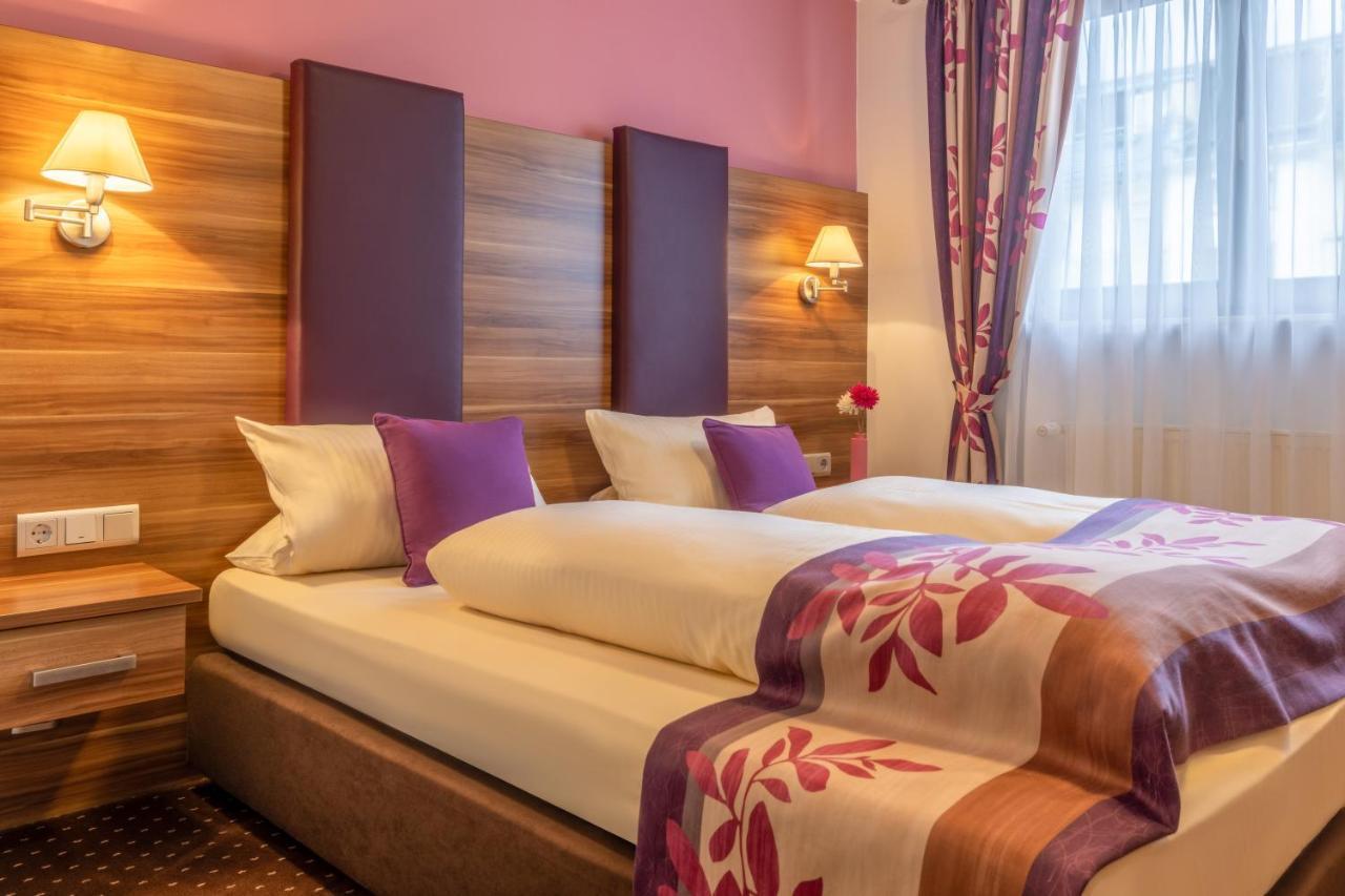 Altdeutsche Weinstube Hotel ฮูเดสไฮม์ แอม ไฮน์ ภายนอก รูปภาพ