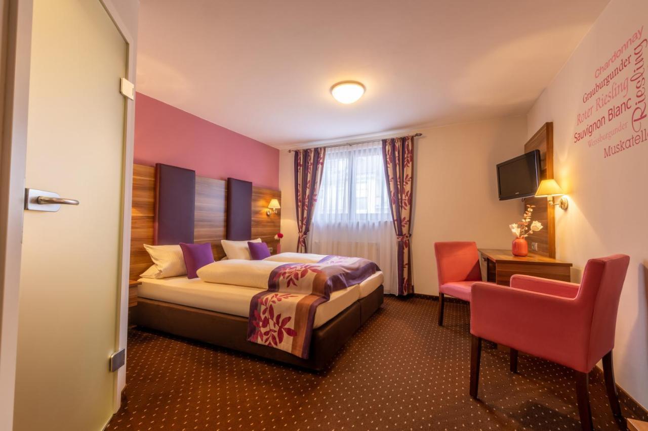 Altdeutsche Weinstube Hotel ฮูเดสไฮม์ แอม ไฮน์ ภายนอก รูปภาพ