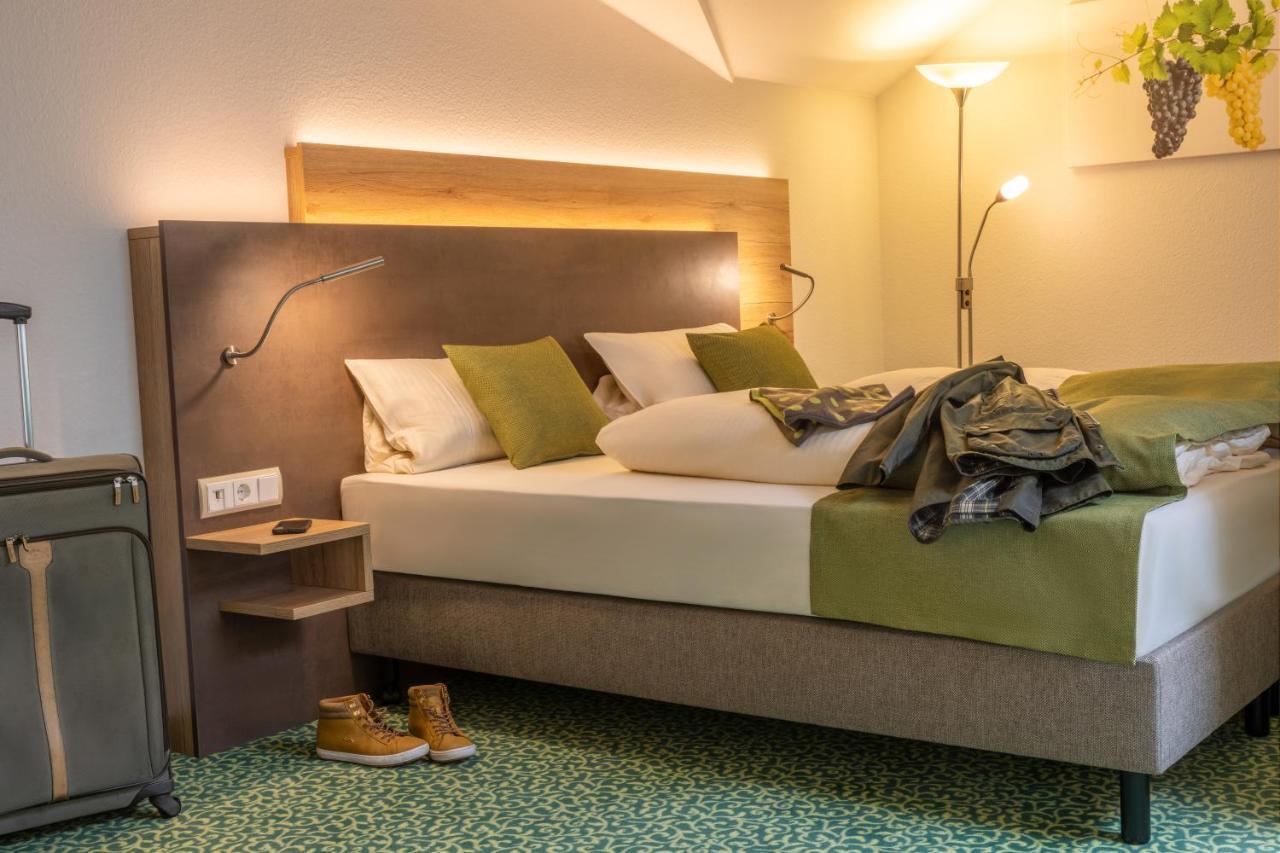 Altdeutsche Weinstube Hotel ฮูเดสไฮม์ แอม ไฮน์ ภายนอก รูปภาพ