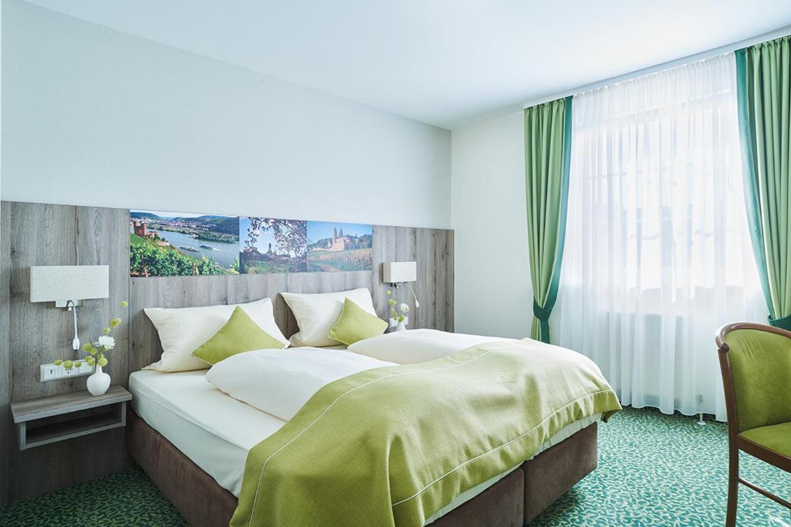 Altdeutsche Weinstube Hotel ฮูเดสไฮม์ แอม ไฮน์ ภายนอก รูปภาพ