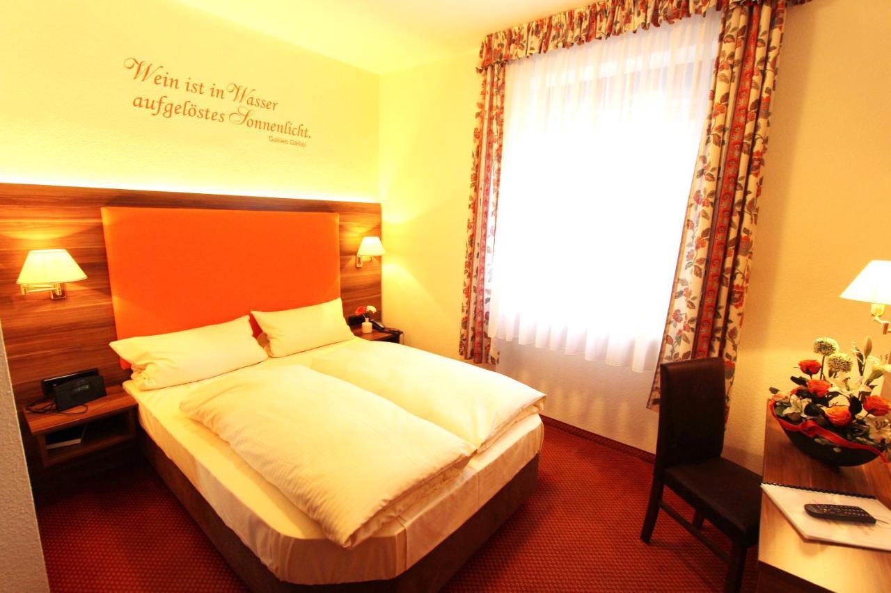 Altdeutsche Weinstube Hotel ฮูเดสไฮม์ แอม ไฮน์ ภายนอก รูปภาพ