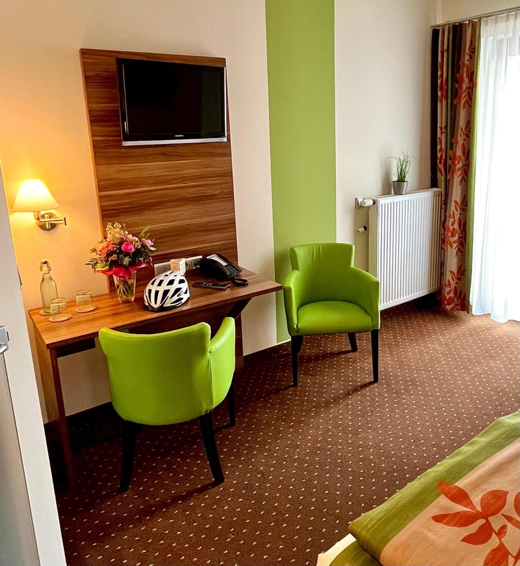 Altdeutsche Weinstube Hotel ฮูเดสไฮม์ แอม ไฮน์ ภายนอก รูปภาพ
