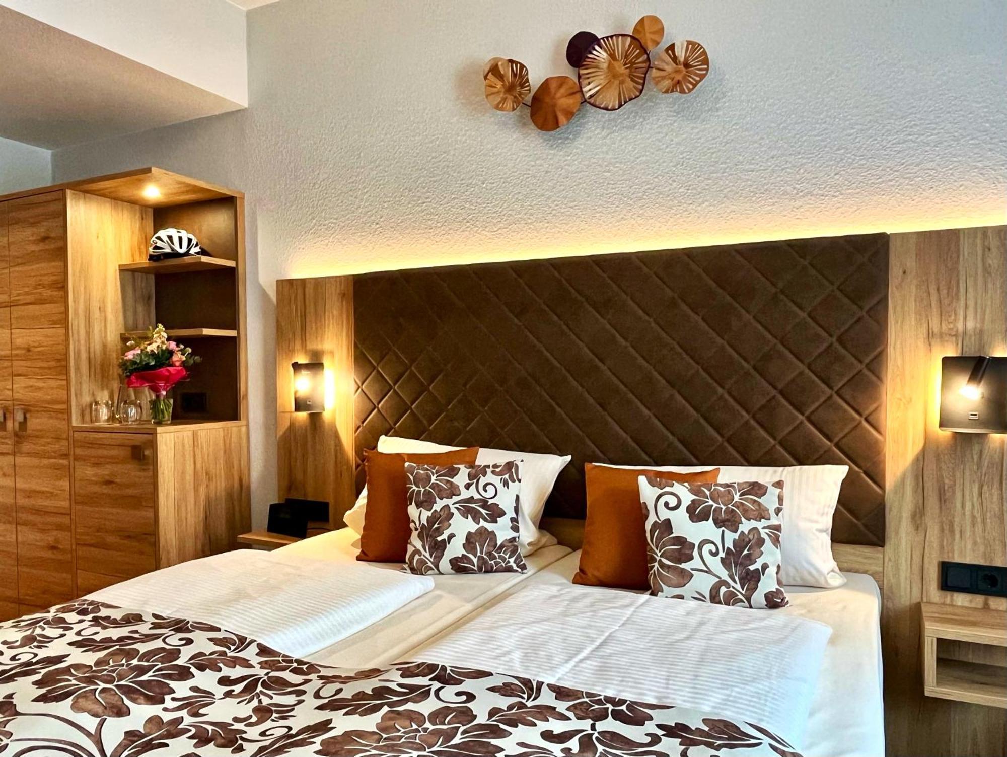 Altdeutsche Weinstube Hotel ฮูเดสไฮม์ แอม ไฮน์ ภายนอก รูปภาพ