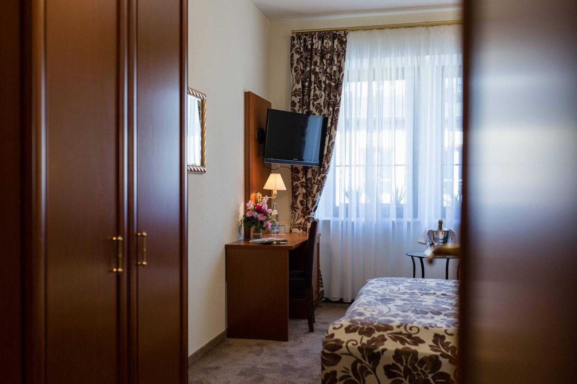 Altdeutsche Weinstube Hotel ฮูเดสไฮม์ แอม ไฮน์ ภายนอก รูปภาพ