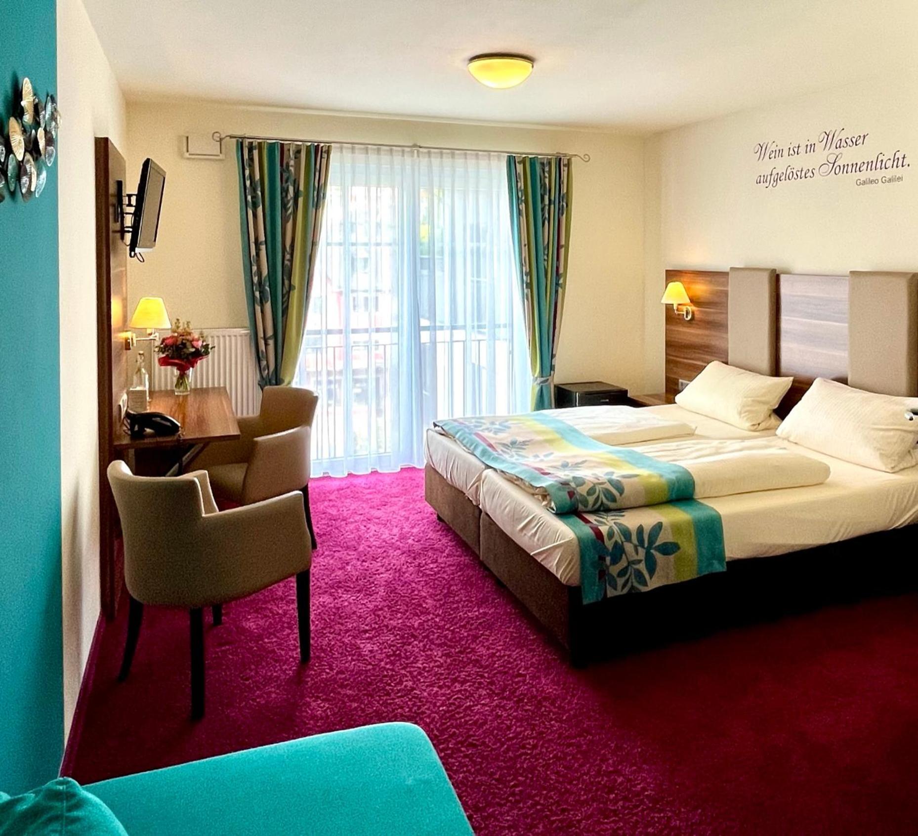Altdeutsche Weinstube Hotel ฮูเดสไฮม์ แอม ไฮน์ ภายนอก รูปภาพ