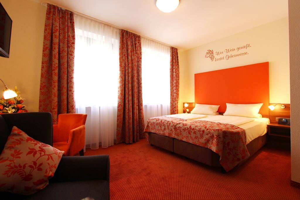 Altdeutsche Weinstube Hotel ฮูเดสไฮม์ แอม ไฮน์ ภายนอก รูปภาพ