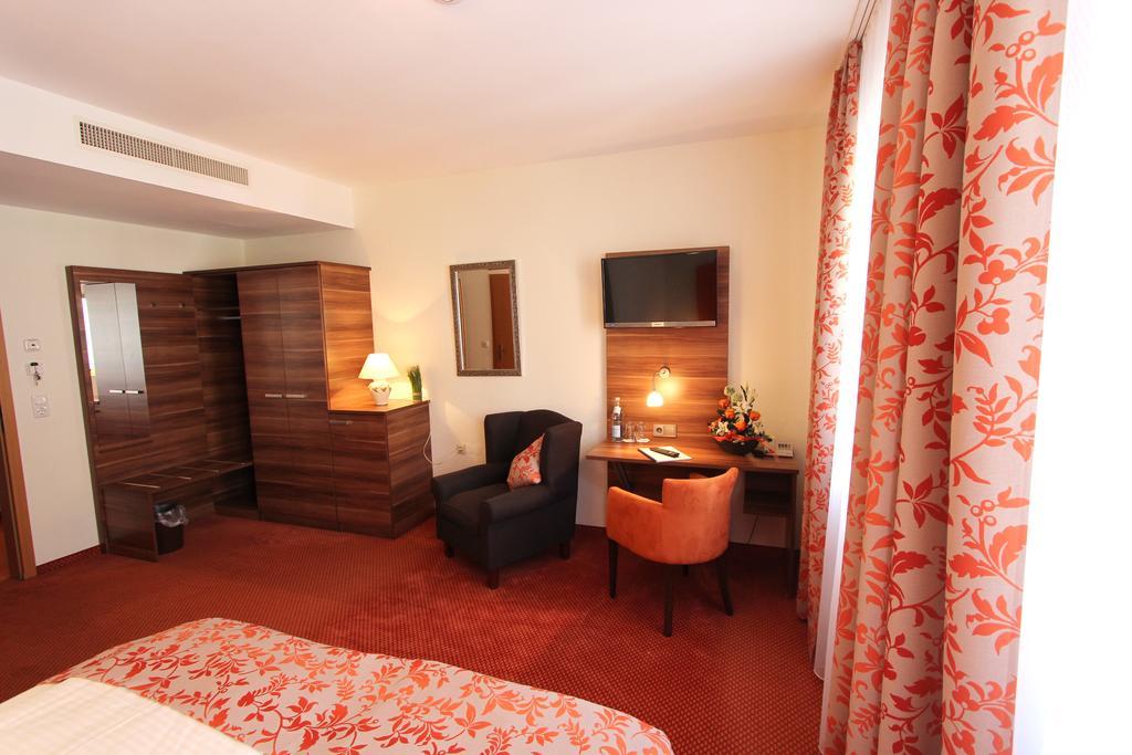 Altdeutsche Weinstube Hotel ฮูเดสไฮม์ แอม ไฮน์ ภายนอก รูปภาพ