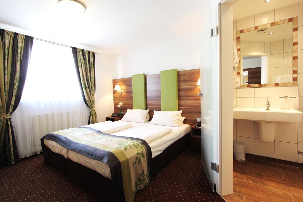 Altdeutsche Weinstube Hotel ฮูเดสไฮม์ แอม ไฮน์ ภายนอก รูปภาพ