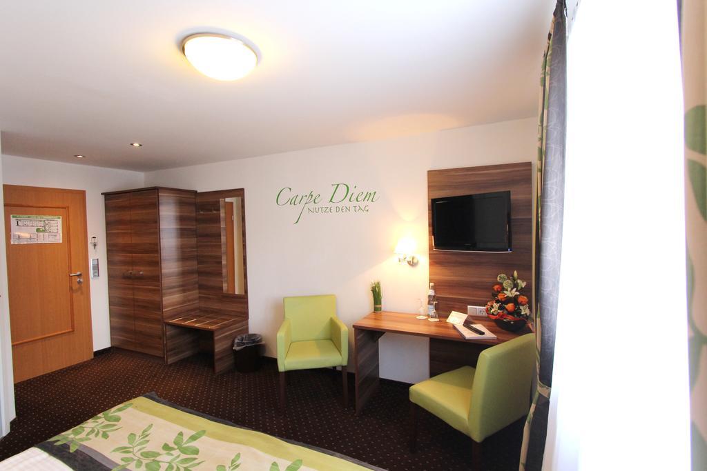 Altdeutsche Weinstube Hotel ฮูเดสไฮม์ แอม ไฮน์ ภายนอก รูปภาพ