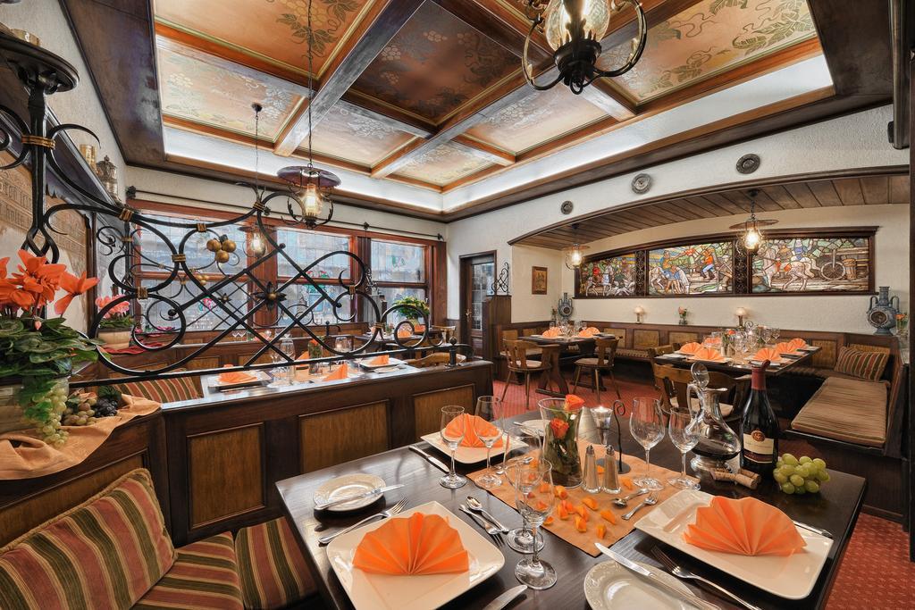 Altdeutsche Weinstube Hotel ฮูเดสไฮม์ แอม ไฮน์ ภายนอก รูปภาพ