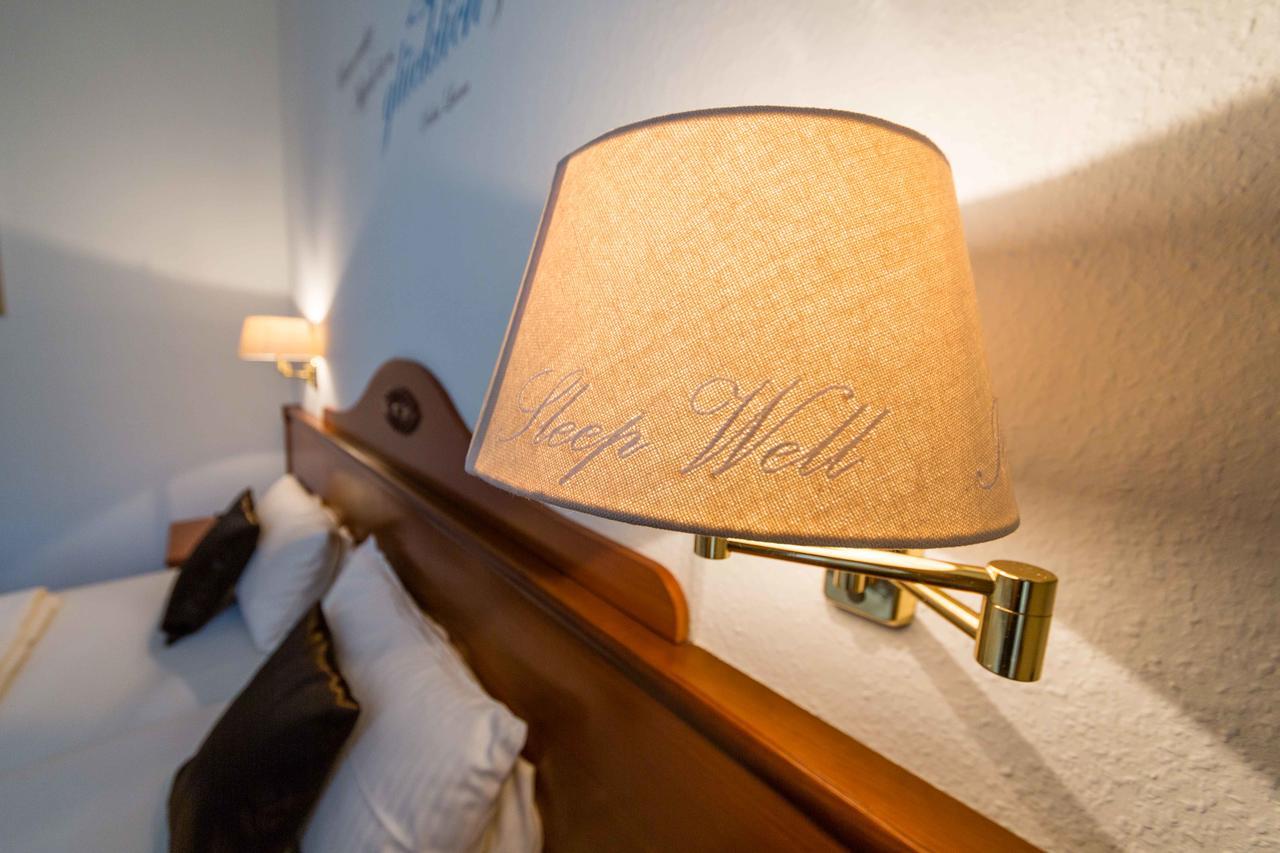 Altdeutsche Weinstube Hotel ฮูเดสไฮม์ แอม ไฮน์ ภายนอก รูปภาพ