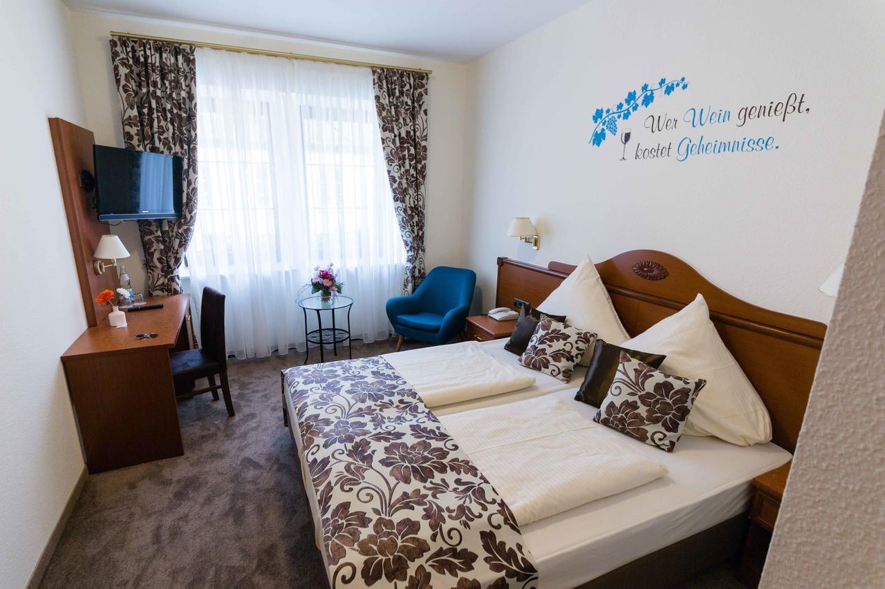 Altdeutsche Weinstube Hotel ฮูเดสไฮม์ แอม ไฮน์ ภายนอก รูปภาพ