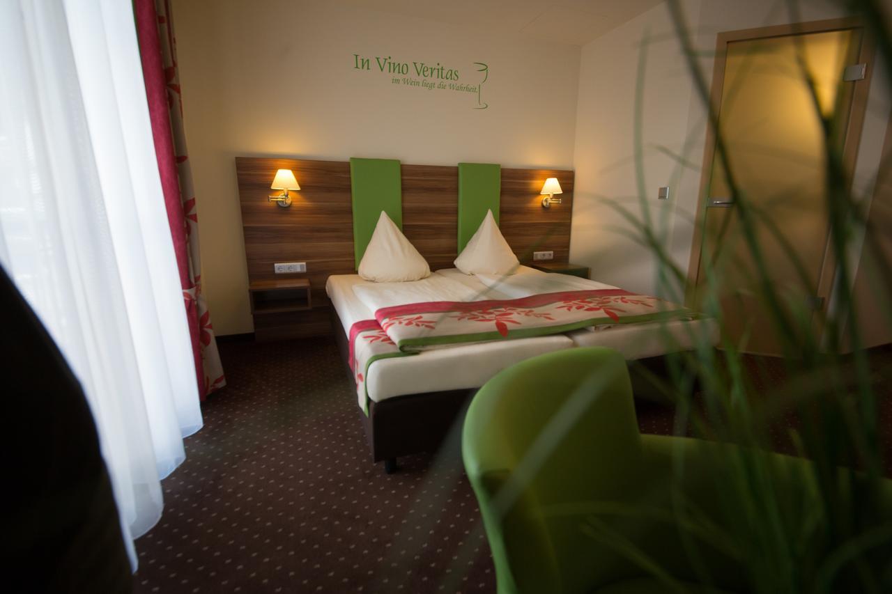 Altdeutsche Weinstube Hotel ฮูเดสไฮม์ แอม ไฮน์ ภายนอก รูปภาพ