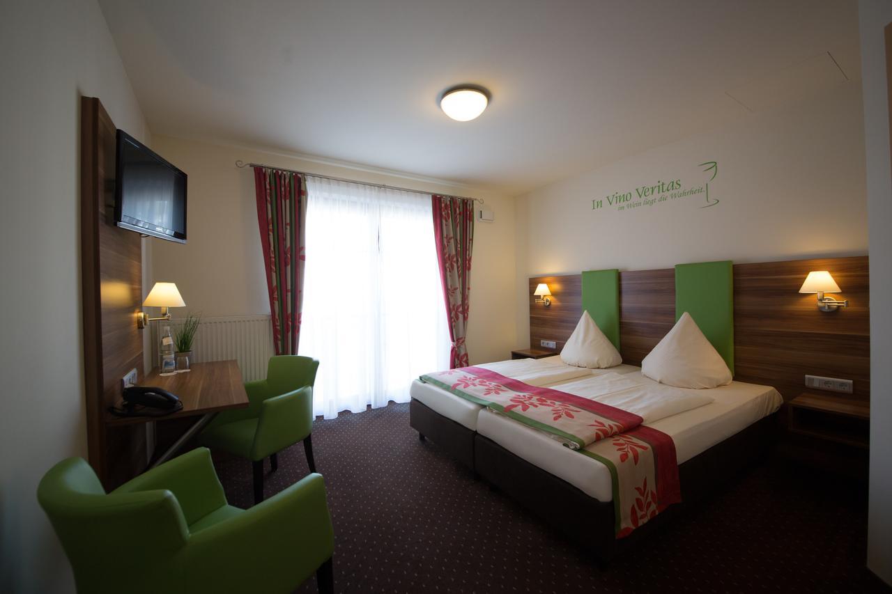 Altdeutsche Weinstube Hotel ฮูเดสไฮม์ แอม ไฮน์ ภายนอก รูปภาพ