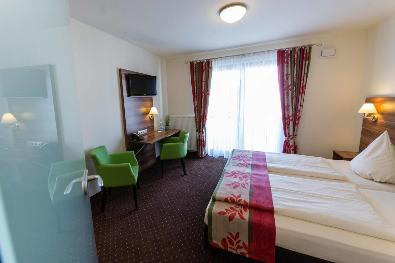Altdeutsche Weinstube Hotel ฮูเดสไฮม์ แอม ไฮน์ ภายนอก รูปภาพ