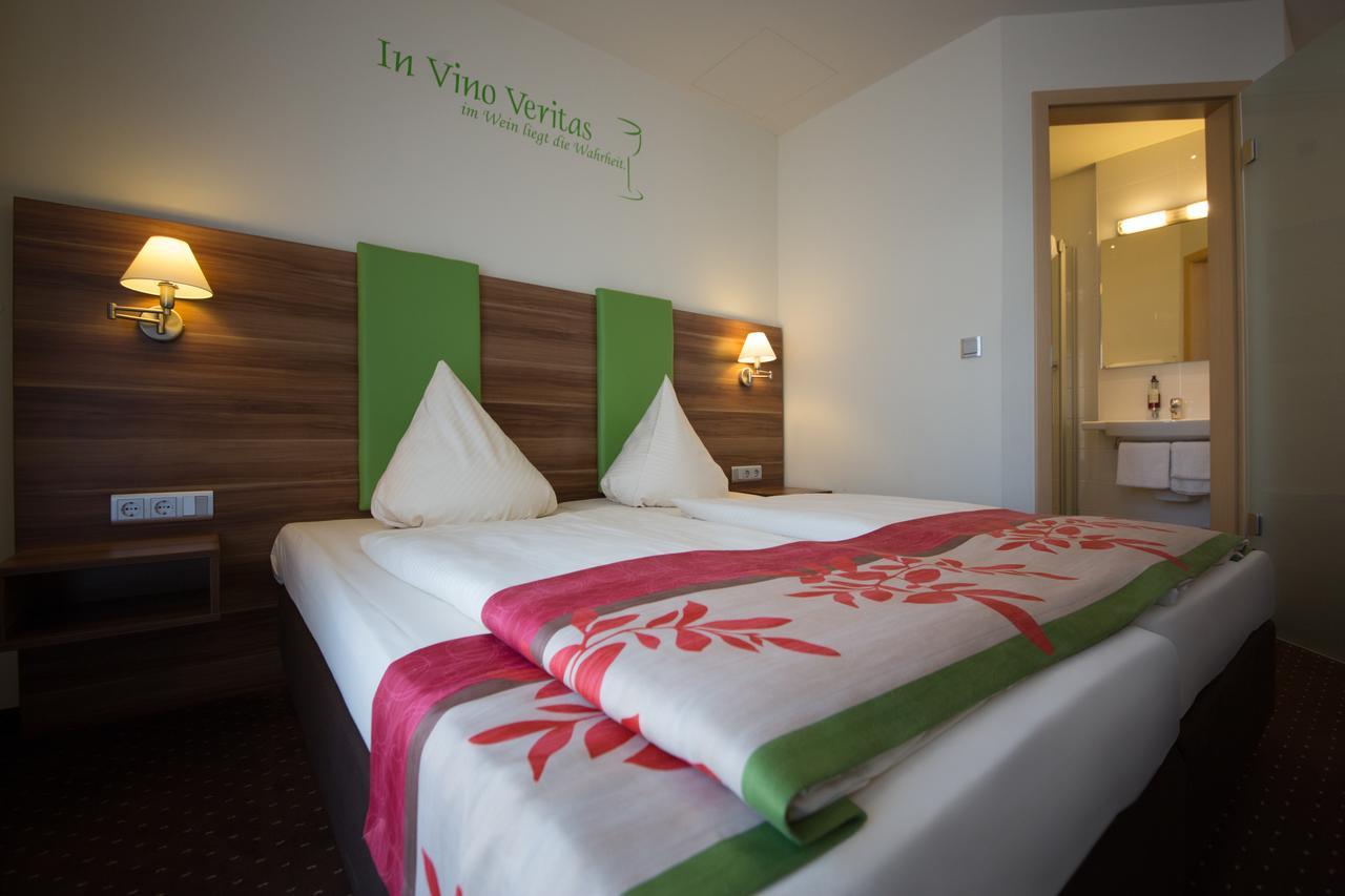 Altdeutsche Weinstube Hotel ฮูเดสไฮม์ แอม ไฮน์ ภายนอก รูปภาพ