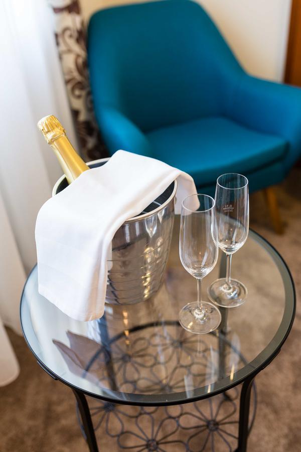 Altdeutsche Weinstube Hotel ฮูเดสไฮม์ แอม ไฮน์ ภายนอก รูปภาพ