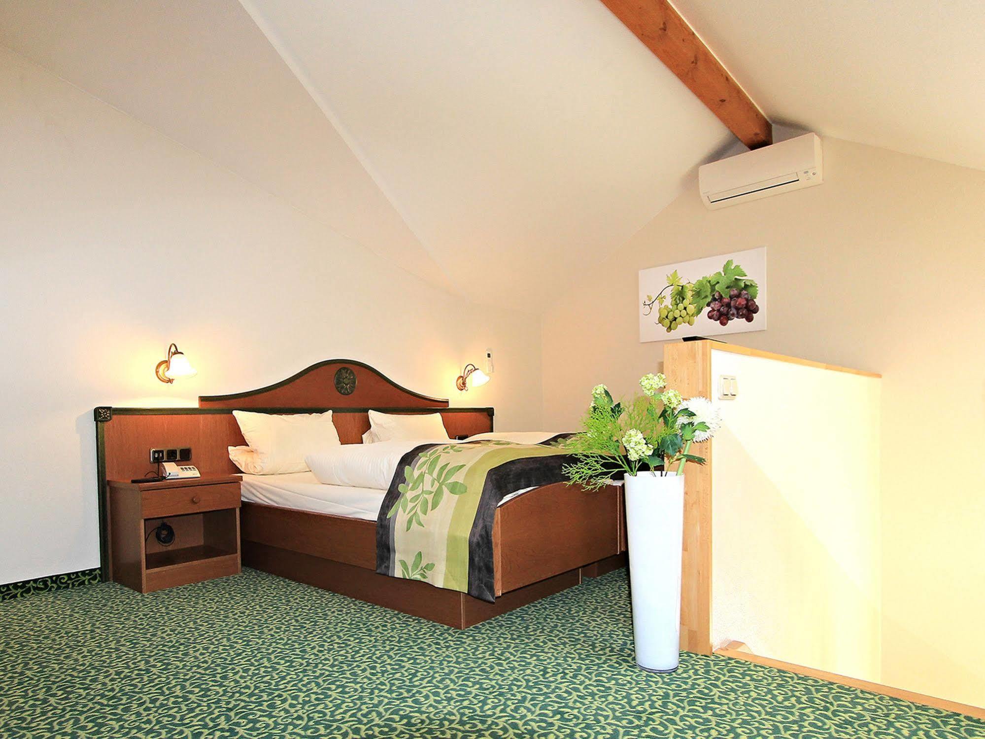 Altdeutsche Weinstube Hotel ฮูเดสไฮม์ แอม ไฮน์ ภายนอก รูปภาพ