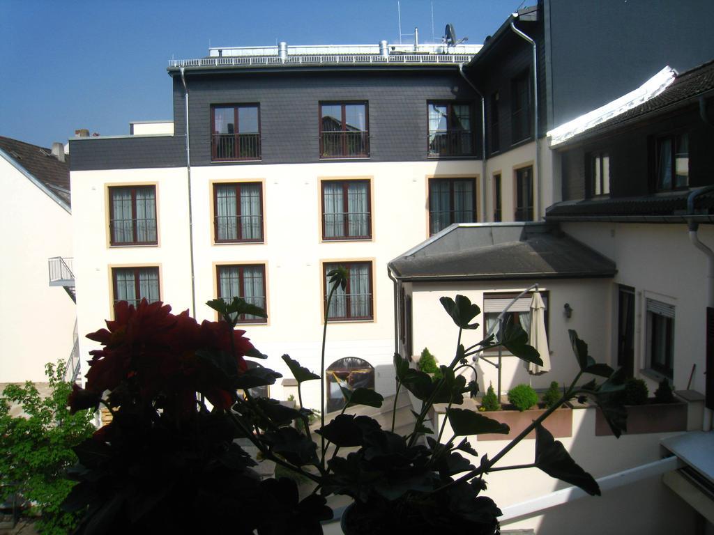 Altdeutsche Weinstube Hotel ฮูเดสไฮม์ แอม ไฮน์ ภายนอก รูปภาพ