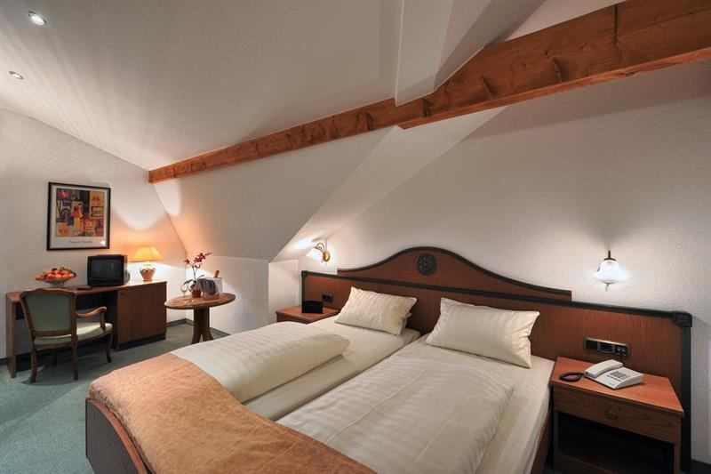 Altdeutsche Weinstube Hotel ฮูเดสไฮม์ แอม ไฮน์ ภายนอก รูปภาพ