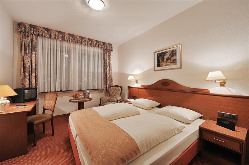 Altdeutsche Weinstube Hotel ฮูเดสไฮม์ แอม ไฮน์ ภายนอก รูปภาพ